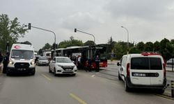 Sakarya'da metrobüs ile hafif ticari araç çarpıştı, 13 yolcu hafif yaralandı