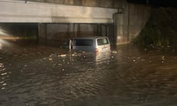 Sakarya'da yağış nedeniyle suyla dolan alt geçitte araç içerisinde mahsur kalan anne-oğul kurtarıldı