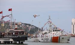 Samsun'da Türk bayrakları ve Atatürk posterleriyle süslenen gemiler geçiş töreni yaptı