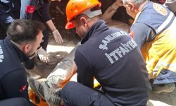 Şanlıurfa'da balkon korkuluklarına asılı kalan işçiyi itfaiye kurtardı