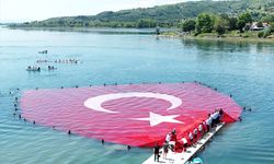 Sapanca Gölü'nde 1923 metrekarelik Türk bayrağı açıldı