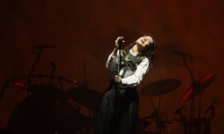 Şarkıcı Mitski İstanbul'da konser verdi