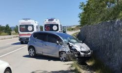 Sinop'ta istinat duvarına çarpan otomobildeki 5 kişi yaralandı