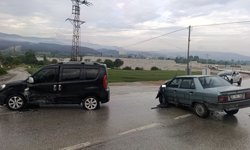 Sinop'ta otomobille hafif ticari aracın çarpıştığı kazada 3 kişi yaralandı