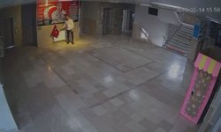 Sivas'ta ilkokul öğrencisinin bayrak hassasiyeti kamerada