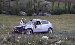 Sivas'ta şarampole devrilen otomobildeki 2 kişi yaralandı