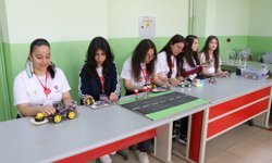 Tablet ve telefonları bilim için kullanan öğrenciler, icatlarıyla yarışmalara hazırlanıyor