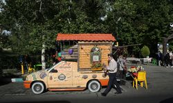 Tahran'da otomobilden kafeye dönüştürülen 'Murad Kafe' ihtiyaç sahiplerine ücretsiz yemek imkanı sunuyor