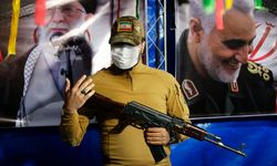 Tahran'daki Venek Meydanı'nda halka silah eğitimi veriliyor