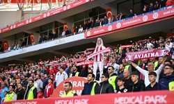 Tribünlerin 'Gandalf Dedesi' ömrünü kırmızı ve beyaz renklere adadı