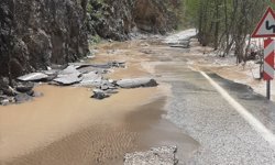 Tunceli-Ovacık kara yolu Munzur Çayı'nın taşması sonucu ulaşıma kapatıldı