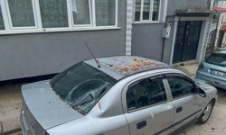 Uşak'ta fırtına nedeniyle bazı evlerin çatıları uçtu, 2 araç hasar gördü