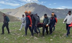 Van'da kayalık alandan düşerek yaralanan çocuk ekiplerce hastaneye kaldırıldı