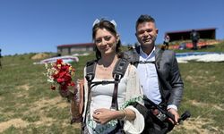 Yeni evli çift nikahın ardından Tekirdağ Uçmakdere'de yamaç paraşütü yaptı