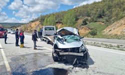 Yozgat'ta bariyerlere çarpan hafif ticari araçtaki 6 kişi yaralandı