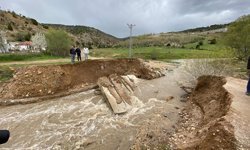 Yozgat'ta sağanağın ardından debisi yükselen derenin üzerindeki köprü yıkıldı