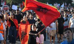 Arnavutluk'ta bir kez daha binlerce kişinin katılımıyla turizm projesi karşıtı gösteri düzenlendi