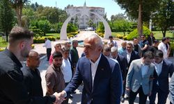Bakan Ersoy, Antalya'da yeni evlenen çiftin nikah şahidi oldu