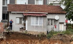 Bilecik'te bahçesinde toprak kayması yaşanan ev boşaltıldı