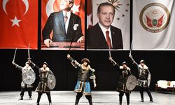Bilecik'te Halk Eğitim Merkezi kursiyerlerinden 'Osmanlı Kıyafetleri' defilesi