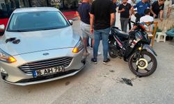 Bursa'da motosikletin manevra yapan otomobile çarptığı kazada 2 kişi yaralandı