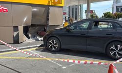 Büyükçekmece'de otomobil, akaryakıt istasyonundaki marketin duvarına çarptı