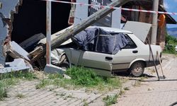 Denizli'de duvara çarpan otomobildeki yaşlı çift öldü