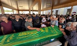 Denizli'deki otobüs kazasında ölen anne ve kızının cenazeleri İzmir'de defnedildi