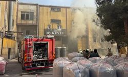 Esenyurt'ta fabrikada çıkan yangına itfaiye ekipleri müdahale ediyor