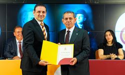 Galatasaray'da yeniden başkanlığa seçilen Dursun Özbek ile yönetimi mazbatalarını aldı