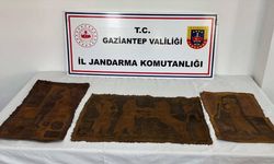 Gaziantep'te deri üzerine işlenmiş İbranice altın yazmalı çerçevesiz 3 tablo ele geçirildi