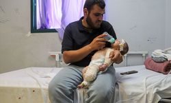 Gazze'de annesini emerken vurulan 50 günlük Muhammed bebek, annesi ve bacağından sonra elini de kaybedebilir