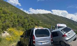 GÜNCELLEME - Isparta'da iki otomobilin çarpıştığı kazada 2 kişi öldü, 4 kişi yaralandı