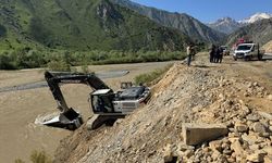 Hakkari'de Zap Suyu'na devrilen minibüsün sürücüsünü, yol çalışması yürüten işçiler kurtardı