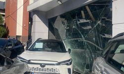 İzmir'de tırın çarptığı otomobilin galeriye savrulduğu kaza hasara neden oldu