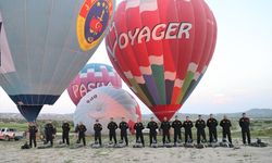 Kapadokya'da JÖAK paraşüt timi sıcak hava balonundan atladı