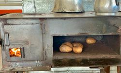 Karla kaplı Ardahan'daki yayla evlerinde sobalar yanmaya devam ediyor