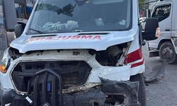Kars'ta ambulans ile otomobilin çarpışması sonucu 3'ü sağlık çalışanı 4 kişi yaralandı