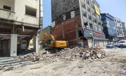 Kocaeli'de çöken binanın etrafındaki apartmanların yıkımına başlandı