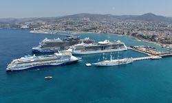 Kuşadası'na 4 kruvaziyerle 8 bin turist geldi