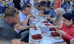Manisa'da 5 dakikada 1 kilo 486 gram kiraz yiyen yarışmacı birinci oldu