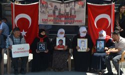 Muş'ta evlatlarına kavuşmak isteyen aileler, DEM Parti önündeki eylemlerini sürdürdü