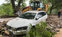Niğde'de etkili olan yağışın ardından 3 araç sele kapıldı