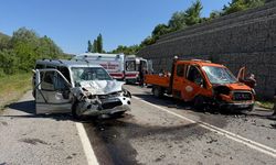 Niğde'de hafif ticari araç ile kamyonet çarpıştı, 6 kişi yaralandı