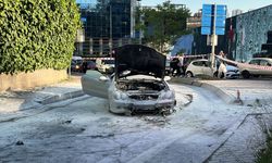 Şişli'de seyir halindeyken yanan otomobil kullanılamaz hale geldi