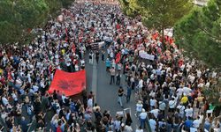 Tiran'da 'Arnavutluk satılık değildir' sloganıyla protesto düzenlendi
