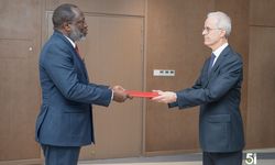 Türkiye'nin Abuja Büyükelçisi Poroy, ECOWAS Komisyonu Başkanı Touray'a atama mektubunu sundu