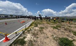 Van'da pikap ile hafif ticari aracın çarpıştığı kazada 4 kişi öldü, 2 kişi yaralandı