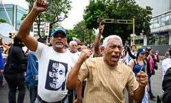 Venezuela'da onlarca kişi ABD Büyükelçiliğine yürüyerek 'özgür seçim' talep etti