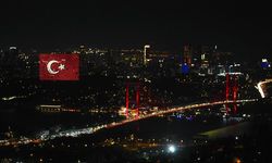 15 Temmuz Şehitler Köprüsü semalarında dronlarla ışık gösterisi yapıldı